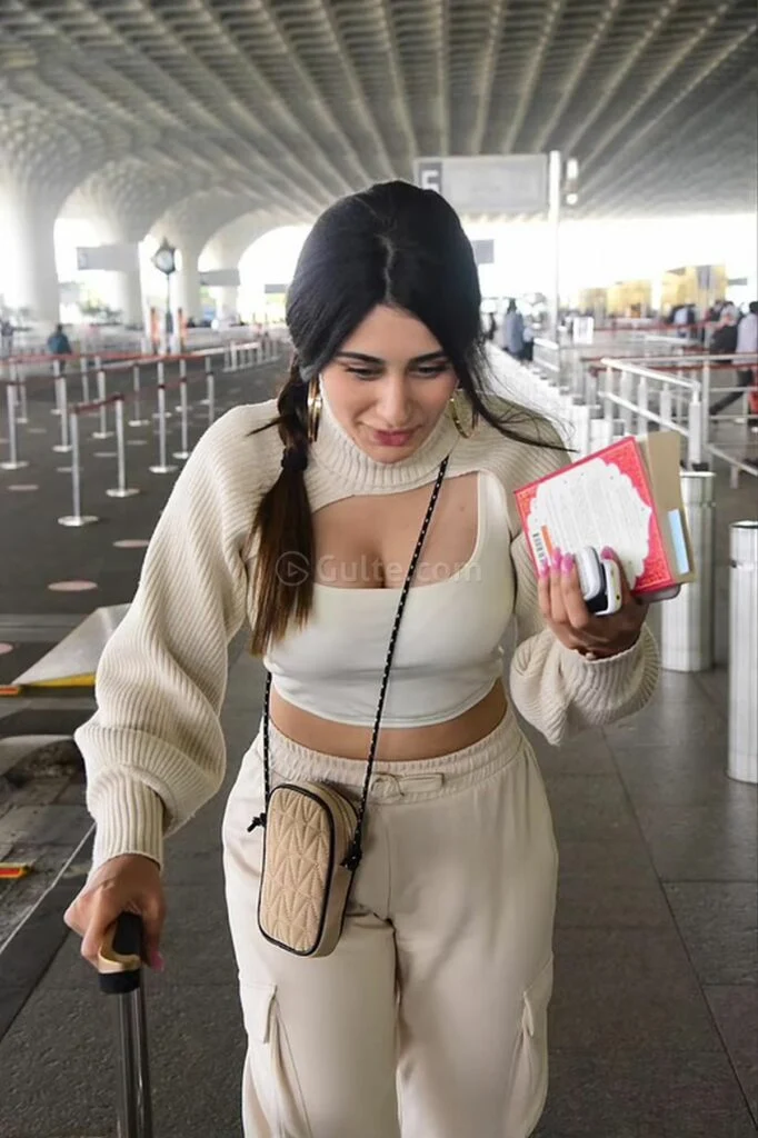 Warina Hussain Bold Avtar While She Clicked At Airport | Warina Hussain Shocking Dressing In Public | Warina Hussain sexy butt