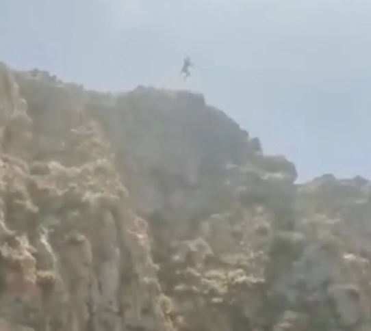 Father jumps off cliff to his death while his wife and son were watching and filming (video)