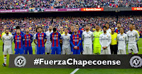 F. C. BARCELONA y REAL MADRID C. F. - Temporada 2016-17 - Clos Gómez (árbitro), André Gomes, Marcelo, Benzema, linier, Ter Stegen, Sergi Busquets, Rakitic, Kovacic, Varane, Piqué, Cristiano Ronaldo y linier; Carvajal, Jordi Alba, Neymar, Sergi Roberto, Luis Suárez, Lucas Vázquez, Messi, Sergio Ramos, Keylor Navas, Isco, 4º árbitro y Modric -  F. C. BARCELONA 1 (Luis Suárez) REAL MADRID C. F. 1 (Sergio Ramos) - 02/12/2016 - Liga de 1ª División, jornada 14 - Barcelona, Nou Camp - Antes del partido, en un emocionante minuto de silencio, los futbolistas del Real Madrid y F. C. Barcelona, junto con el trío arbitral, posan juntos en homenaje a las víctimas del accidente aéreo que acabó con la vida de los jugadores del Chapecoense cuando se dirigían a jugar la final del Campeonato Sudamericano