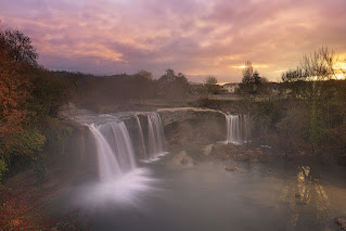 amanecer en la cascada de pedrosa de tobalina en burgos