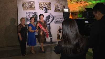 Esposa de Ivan Gomes (à dir.) posa com faixa de campeão do lutador (Foto: Reprodução / TV Paraíba)