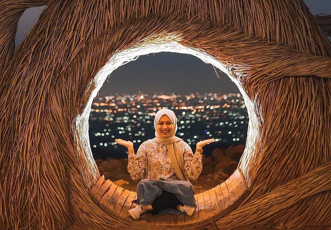 Menyaksikan Sunset dan City Light Jogja di Hutan Pinus Pengger Sendangsari