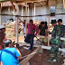 Melalui Swadaya, Babinsa Koramil 2207/Jampangtengah Bersama Warga Bedah Rumah Milik Pudin
