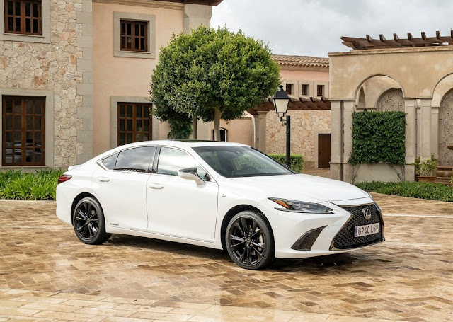 2022 Lexus ES 300h [EU]