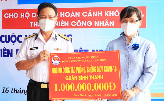 Đồng chí Thái Thị Hồng Nga tiếp nhận bảng tượng trưng 1 tỷ đồng từ Đại tá Phạm Văn Phèn.  (Ảnh: AK)