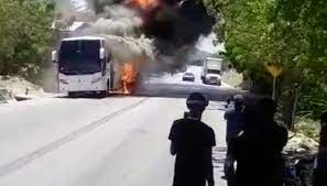 Autobùs de EMTRABA se incendia en tramo vial Barahona-Azua
