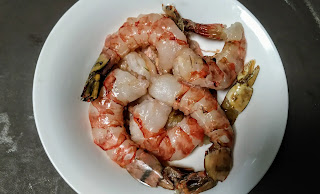 Peeled prawns in a mixing bowl
