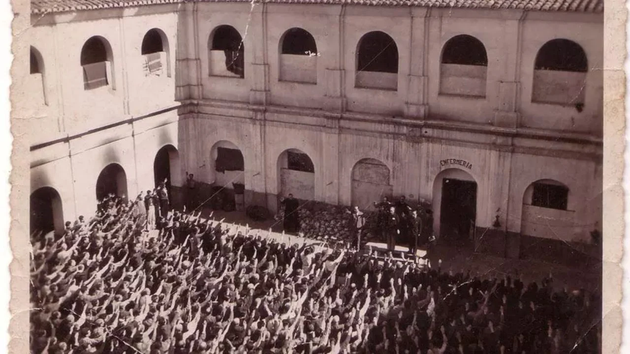 Acto de exaltación franquista en el patio interior del antiguo convento de La Mercè de Burriana, utilizado como prisión entre 1939 y 1942.