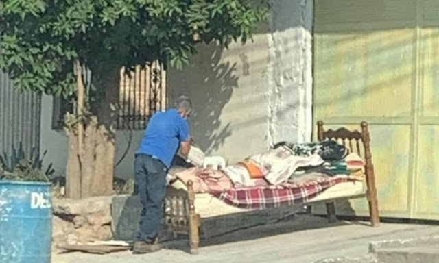 Hijos echan a la calle con una cama vieja a su padre de 80 años tras morir su madre en Torreón