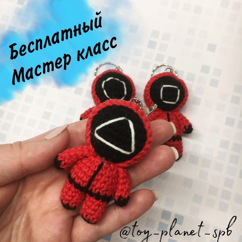 Солдат из Игры в кальмара крючком