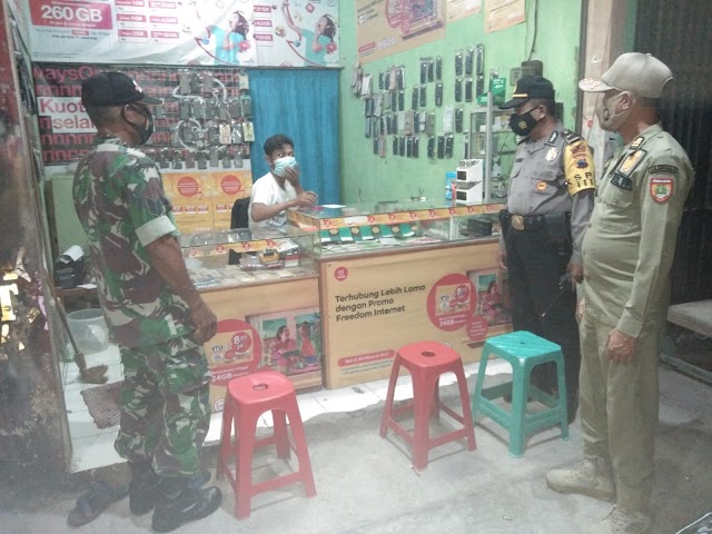 Petugas gabungan Mojolaban intensif Patroli malam berikan edukasi Prokes ditengah warga.