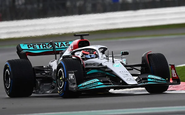 Hamilton e Russell testam o Mercedes F1 W13 em Silverstone