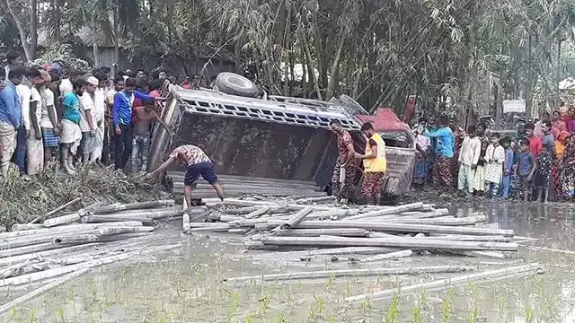 নিয়ন্ত্রণ হারিয়ে ট্রাক, সড়কের পাশে ধান ক্ষেতে