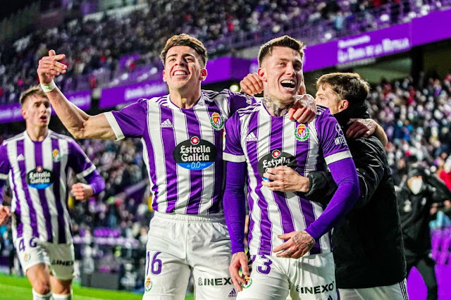 Álvaro Aguado y Cristo celebran el gol, mientras Fresneda y Toni Villa acuden a felicitar al autor. REAL VALLADOLID C. F. 1 BURGOS C. F. 0. Sábado 08/01/2022, 18:15 horas. Campeonato de Liga de 2ª División, jornada 23. Valladolid, estadio José Zorrilla