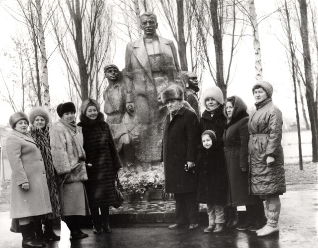 На відкритті пам’ятника «Макаренко і діти» (1988)