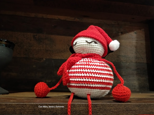 Con hilos, lanas y botones: Duende Navidad amigurumi (patrón Pitusas y Petetes)