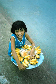 Vietnam'da seyyar satıcı bir kız çocuğu, 1998.