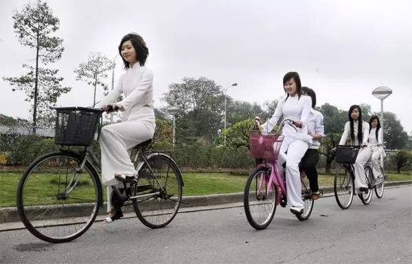 Thiếu nữ áo dài trắng nữ sinh, xe đạp