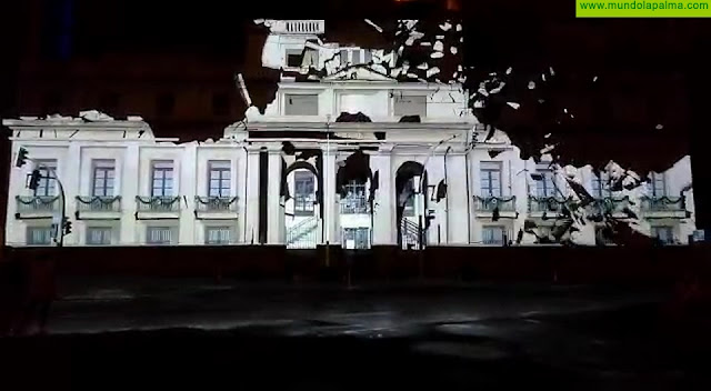 Santa Cruz de La Palma encendió la Navidad con un llamativo "videomapping" en la fachada de Correos