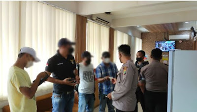 tarik paksa mobil di jalan, lima debt collector dibawa ke polres depok