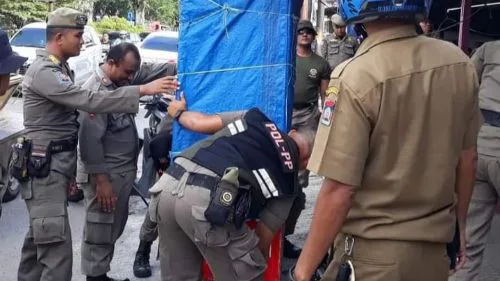 Satpol PP Kota Padang Tertibkan PKL Sepanjang Tabing dan Lubuk Buaya, Gelar Sidang Tipiring Enam Pelanggar Perda