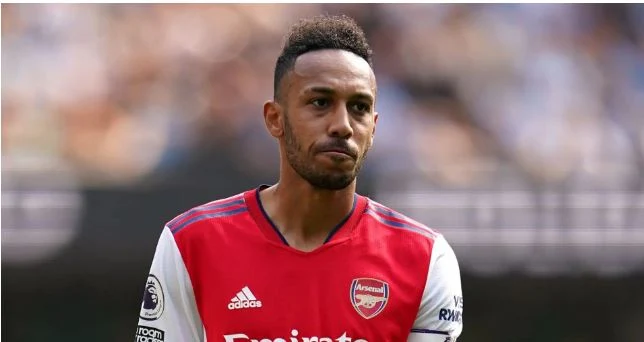 Pierre-Emerick Aubameyang's agent makes dig at Arsenal in wake of his captaincy strip