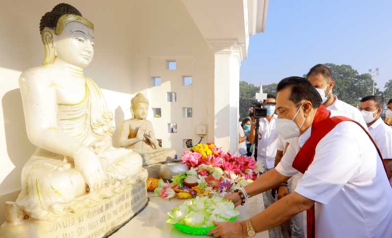 The-Prime-Minister-pays-homage-to-the-Jaya-Sri-Maha-Bodhi