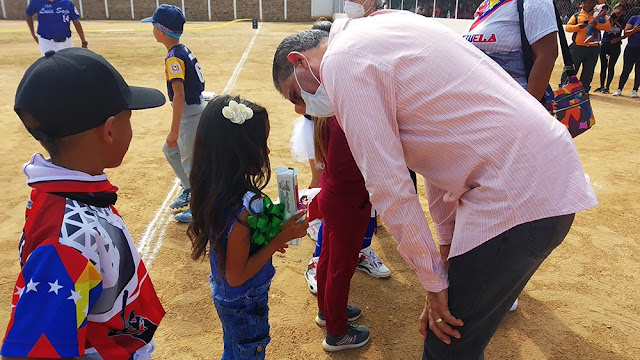 La mañana de este martes, fue inaugurado el campeonato zonal clasificatorio para la Copa de Oro de la Corporación Criollitos de Venezuela, en Carora.  Las instalaciones del Club Ademer en Las Palmitas,  albergarán esta competición en la que participarán las delegaciones de los estados Cojedes, Falcón, Lara, Portuguesa, Yaracuy y Zulia; desde hoy, hasta el sábado 26 de febrero.  Cada uno de los equipos desfiló hasta el terreno de juego, donde se llevó a cabo el acto protocolar inaugural que contó con la participación del Alcalde del municipio Torres, Javier Oropeza, representantes del IMDETOR y miembros del directorio nacional, regional y local de la Corporación Criollitos de Venezuela.  El doctor, Gerardo Pérez, presidente de esta corporación en Torres, fue el encargado de abrir el acto y en sus palabras dio la bienvenida a cada uno de los participantes y visitantes y manifestó la alegría que significa la realización de este torneo que es un reto para cada uno de los niños que van a participar en la competición.  González, además recordó que este zonal lo están realizando en el marco del 40 aniversario de la creación de la Liga Carlos Alberto Santeliz el cual ha sido posible gracias a la perseverancia, la lucha y el amor que mucha gente y atletas le han impreso a esta disciplina en Carora a lo largo de los años.  Finalmente, manifestó que esperan que este zonal sea una sana competencia y se convierta en un festival de encuentro, alegría y de demostrar lo que los Criollitos siempre han tenido como misión primordial.  Por su parte, el alcalde del municipio, resaltó que Torres recibe a cada uno de los niños con los brazos abiertos, al tiempo en que manifestó la disposición que tiene el IMDETOR, conjuntamente con el gobierno municipal en respaldar y apoyar estas actividades.