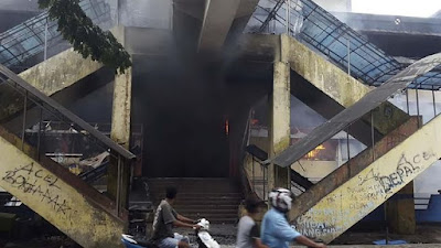 NGERI! Bentrok Warga Di Sorong: Tempat Karaoke Dibakar Massa, 12 Tewas, Ini Kronologi 