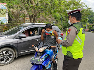 Berhentikan Pengendara Yang Tidak Menggunakan Masker, Satlantas Polres Enrekang Bagikan Masker