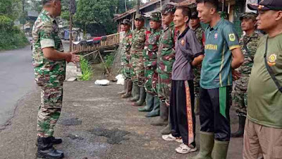 Peduli Lingkungan, Anggota Koramil 0621-16/Leuwiliang Laksanakan Karya Bakti Bersihkan Sungai.