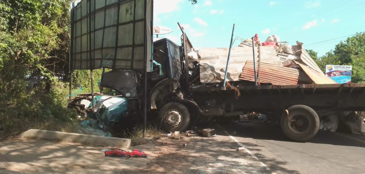 El Salvador: Un fallecido y varios lesionados tras fuerte choque entre bus y un camión recolector de basura sobre la carretera Litoral