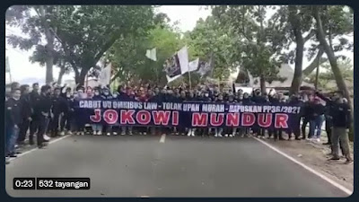 Demo Gabungan Berbagai Elemen Buruh di Cianjur, Bentangkan Spanduk 'Jokowi Mundur'