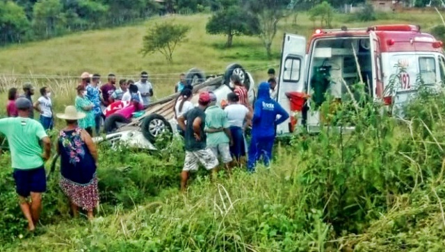 Médica capota veículo em estrada vicinal de Várzea da Roça