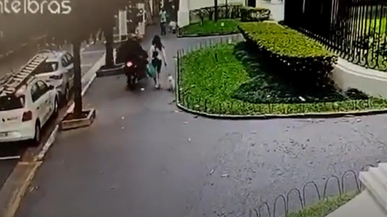 Mulher e cachorro são arrastados por moto de assaltantes em fuga, em São Paulo