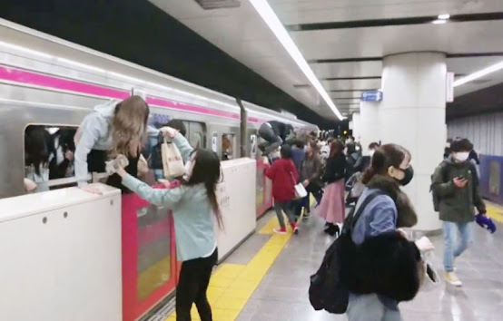 Faca, fogo e desespero dentro de um trem rumo à Shinjuku.