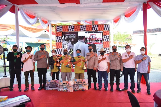 Kabid Humas Polda Lampung Menyerahkan Hadiah Kepada Pemenang BMF 2021