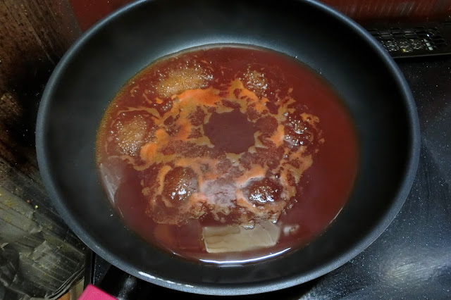 フライパンに残った余分な油をキッチンペーパーできれいに拭き取ったら、【調味料】を入れて軽く沸騰直前まで煮立たせます。