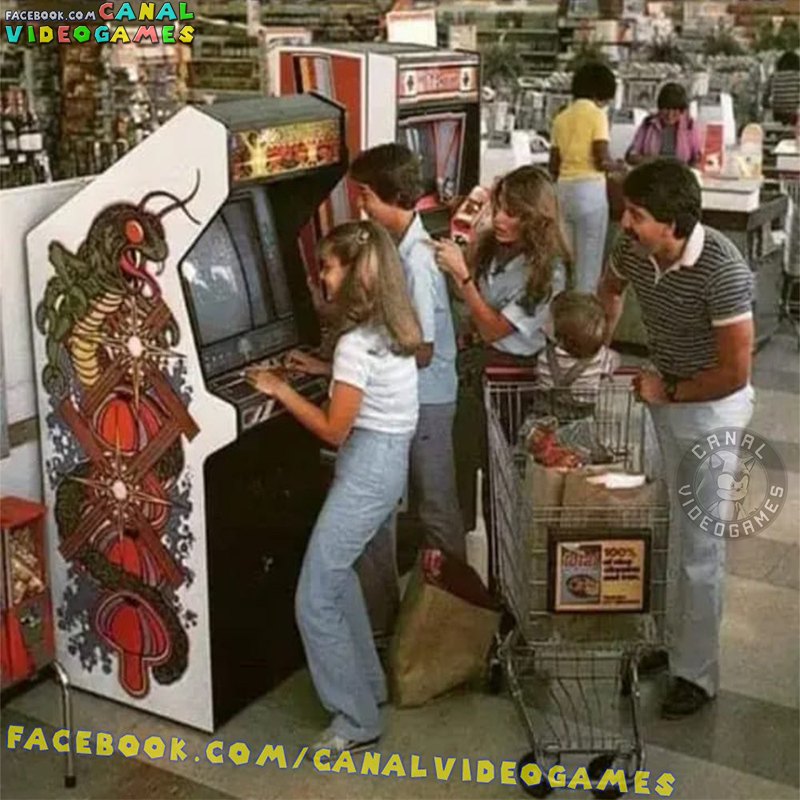 Família unida, curtindo um game em um supermercado.
