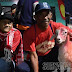 Saiman dari Sidoarjo Bawa Kambing Merah Putih Keliling Stadion Gelora Bung Tomo, Surabaya