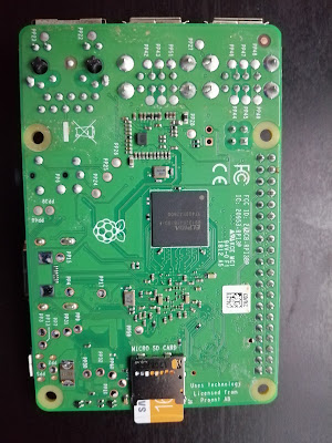 Raspberry PI 3B de cara impreso. Puedes ver que también tienen componentes.