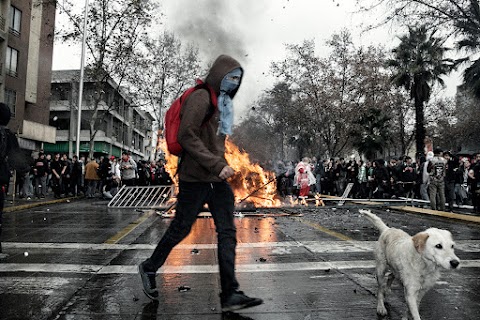 Contra viento y marea: Manifestantes desafían la lluvia en marcha estudiantil en la Alameda