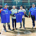 Marcel Almonte entrega juego de uniforme a la Asociación de Arbitros de Barahona.