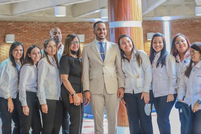 Ministro de la Juventud participa en la 105.ª graduación de la PUCMM