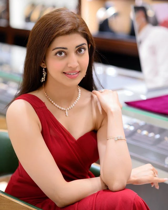 18 Hot & Sizzling Photo’s of Pranitha | Pranitha Subhash Hot, Sexy & Latest Photos