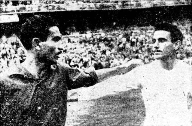 Paco y Rafa Lesmes se saludan antes de comenzar el partido. REAL MADRID C. F. 1 REAL VALLADOLID DEPORTIVO 2. Domingo 29/11/1953. Campeonato de Liga de 1ª División, jornada 11. Madrid, España, estadio de Chamartín. GOLES: 0-1: 44’, Morro. 0-2: 45’, Domingo. 1-2: 53’, Di Stéfano.
