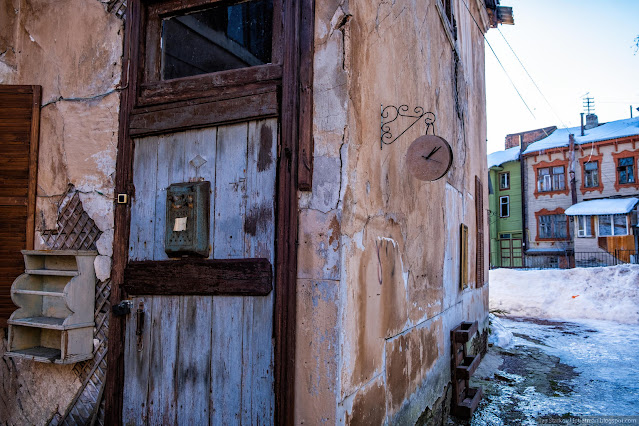 Старая дверь и декоративные часы