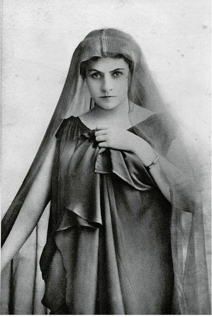 Rose Caron dans le rôle d'Iphigénie en Tauride de Christoph Glück Vers 1900