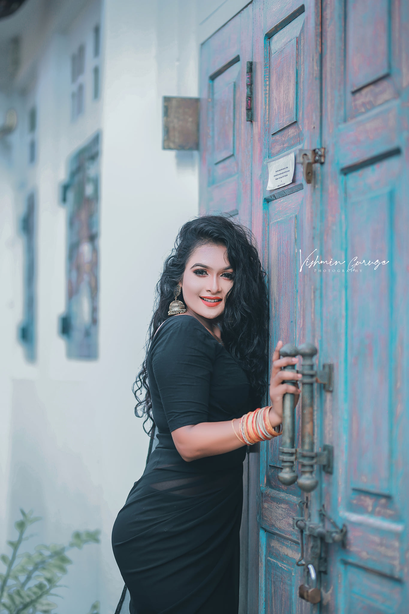 Roshel Senanayake beautiful photos in black saree