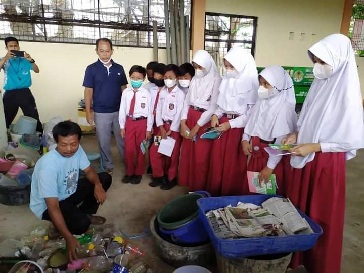 Anak-anak SD Negeri 1 Wonosari Belajar di Tempat Pengelolaan Sampah Bank Samiun